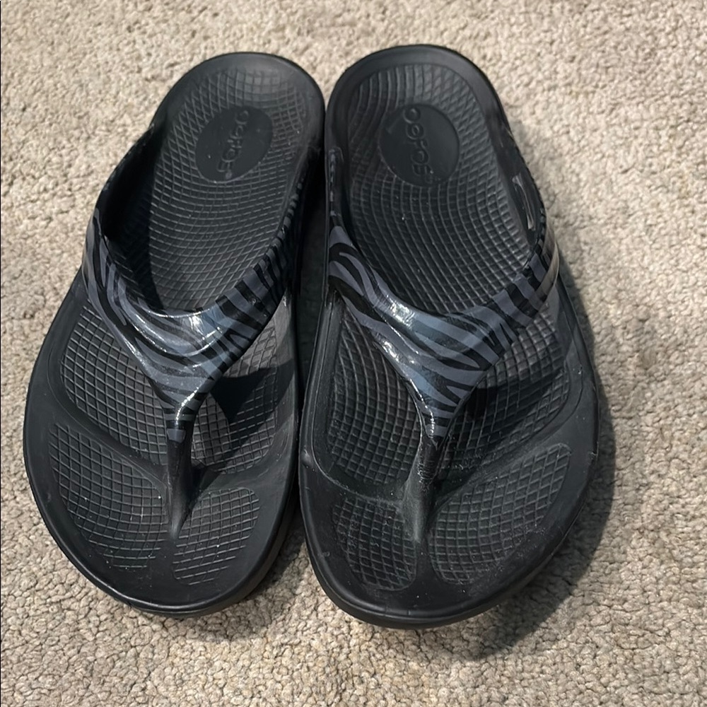Oofos Black and Gray Recovery Flip Flops